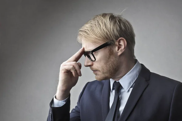 Homme d'affaires blond avec des lunettes de soleil — Photo