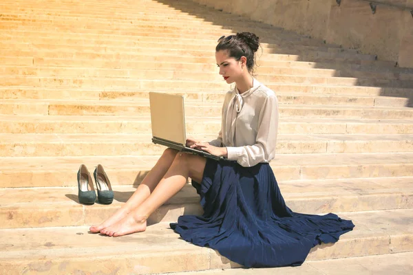 Γυναίκα με φορητό υπολογιστή που εργάζονται έξω από το — Φωτογραφία Αρχείου