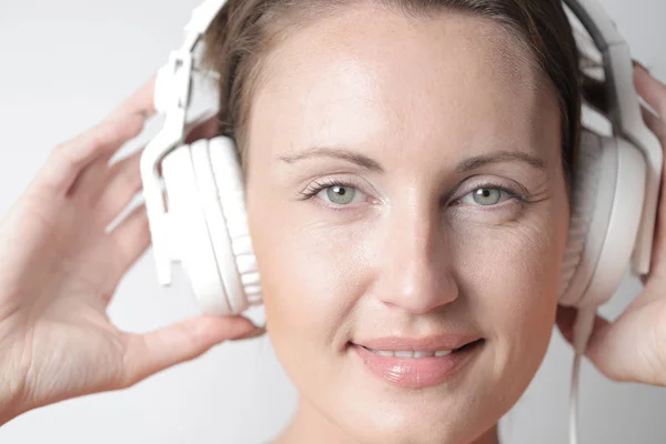 헤드폰으로 음악을 듣고 있는 여자 — 스톡 사진