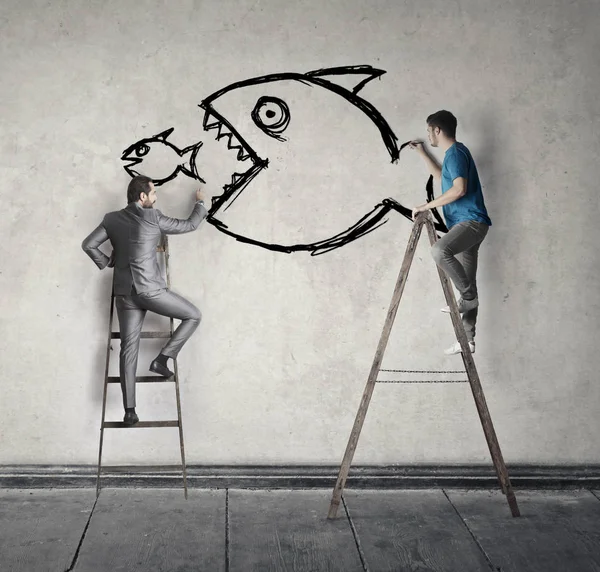 2 hommes dessinant du poisson sur le mur — Photo