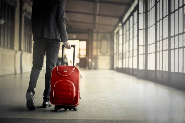 Zakenman met koffer op het station — Stockfoto