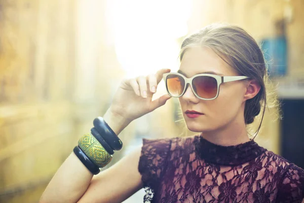 Mujer con gafas de sol en la ciudad — Foto de Stock