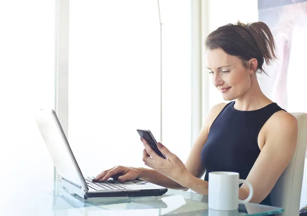 Affärskvinna Arbetar på laptop — Stockfoto