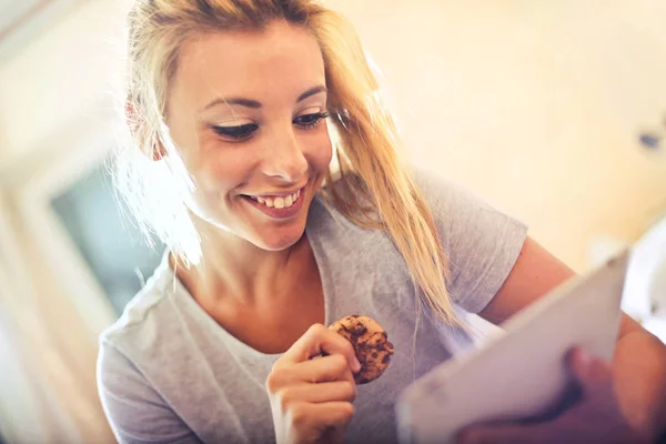 Ξανθιά γυναίκα τρώει cookie — Φωτογραφία Αρχείου