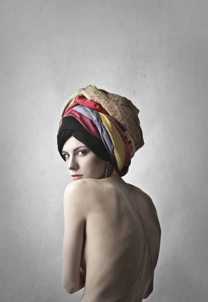 Γυναίκα που φοράει ένα τουρμπάνι — Φωτογραφία Αρχείου