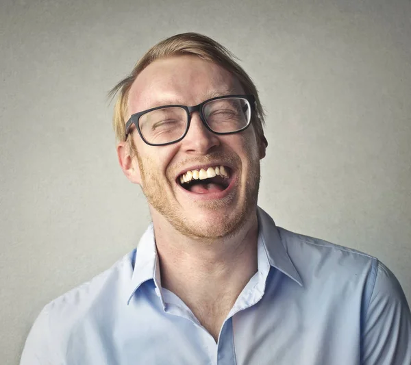 Бізнесмен в окулярах сміється — стокове фото