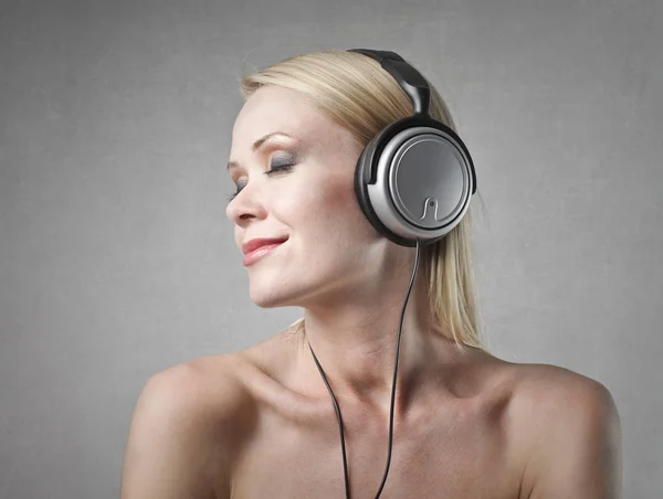 Блондинка слухає музику — стокове фото