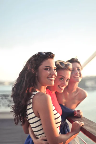 3 名年轻妇女在海滩上 — 图库照片
