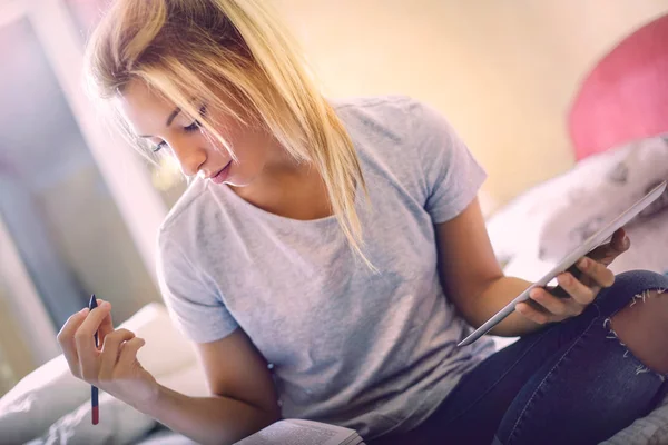 Jonge blonde vrouw studeren — Stockfoto