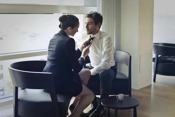 Woman tying man's tie inside — Stock Photo, Image