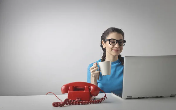 Brunette femme avec ordinateur portable au bureau — Photo