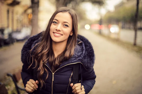 Jeune femme brune marchant dans les rues — Photo