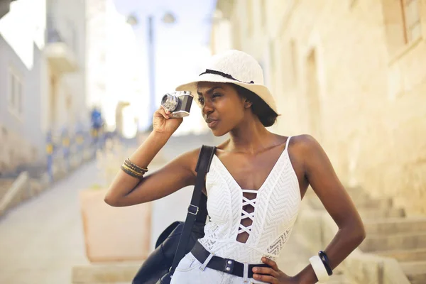 Νεαρή μαύρη γυναίκα με παλιά φωτογραφική μηχανή — Φωτογραφία Αρχείου