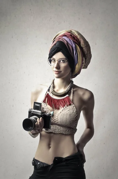 Женщина с тюрбаном держит камеру — стоковое фото