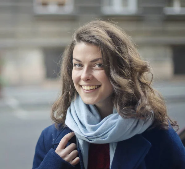 Portrait of young brunette woman smiling outside — Stock Photo, Image