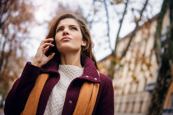 Mladá bruneta žena mluví po telefonu — Stock fotografie