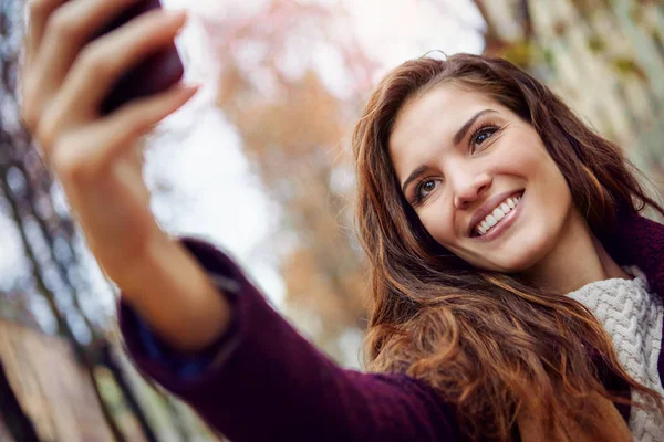 Mujer morena bonita tomando una selfie —  Fotos de Stock