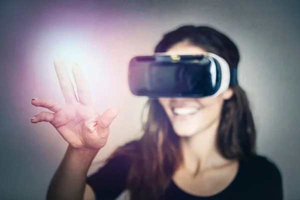 Mujer morena usando gafas VR dentro —  Fotos de Stock