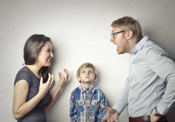 Eltern streiten vor Kind — Stockfoto