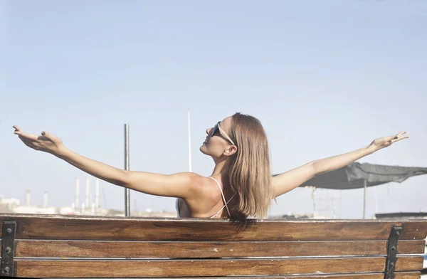 Giovane donna che si sente libera fuori — Foto Stock