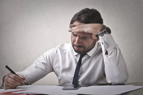 Empresário desesperado trabalhando no escritório — Fotografia de Stock