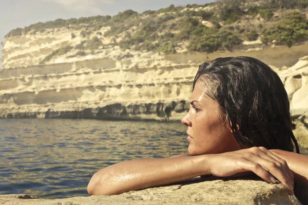 Vrouw in de zee — Stockfoto