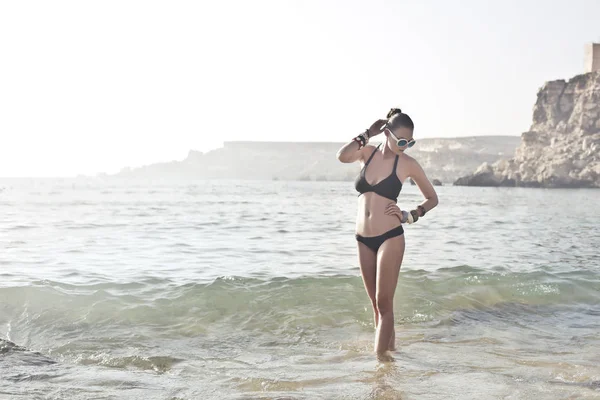 Vrouw poseren in de zee — Stockfoto