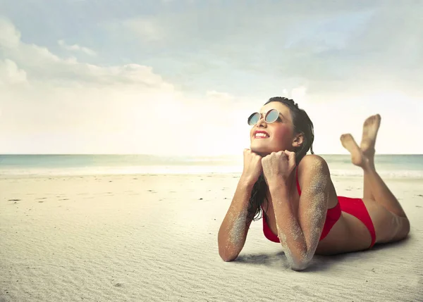 Vrouw op het strand — Stockfoto