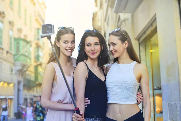 3 kobiety biorąc selfie — Zdjęcie stockowe