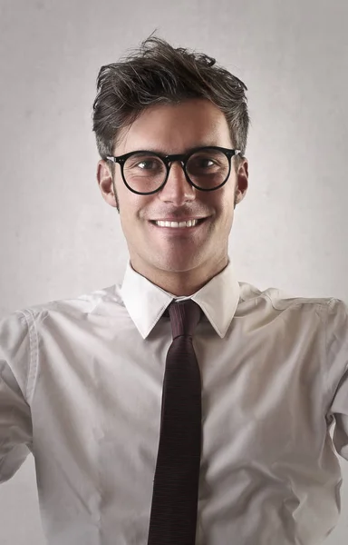 Jovem empresário sorrindo — Fotografia de Stock