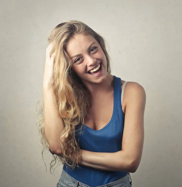 Blonde vrouw lachen binnen — Stockfoto