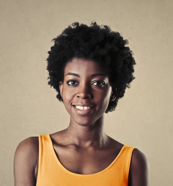 Siyah kadın gülümsüyor — Stok fotoğraf