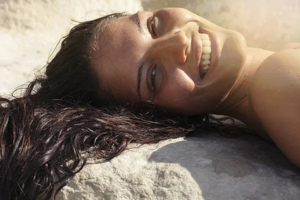 Mujer sonriendo en la playa —  Fotos de Stock