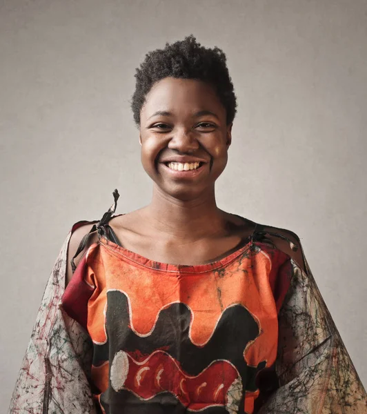 Mulher negra sorrindo — Fotografia de Stock