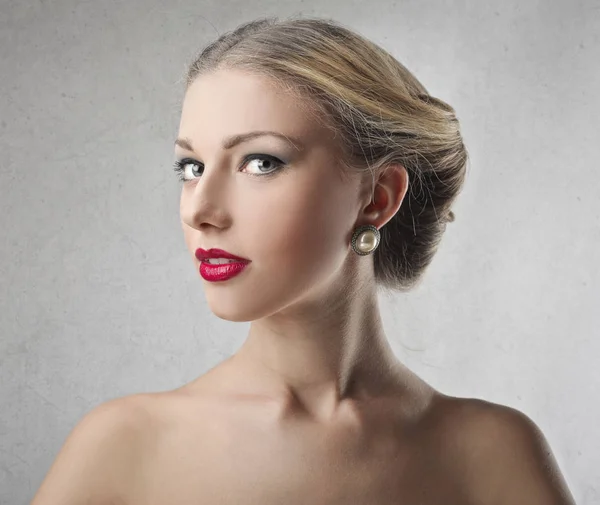 Elegante blonde Frau — Stockfoto