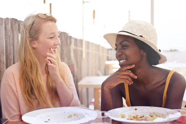2 mujeres jóvenes comiendo fuera —  Fotos de Stock