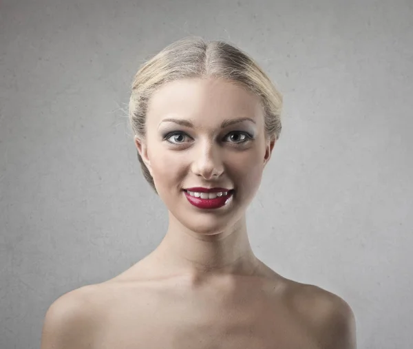 Mujer rubia sin camisa sonriendo por dentro — Foto de Stock