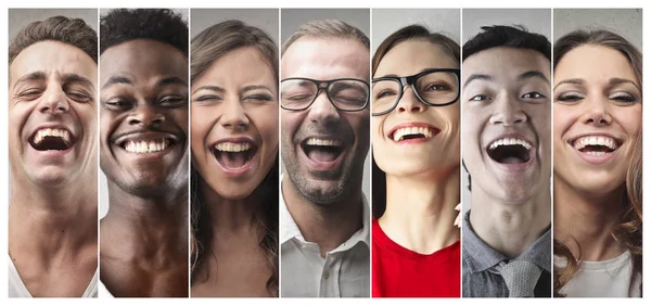 Porträt verschiedener Menschen, die im Inneren lachen — Stockfoto