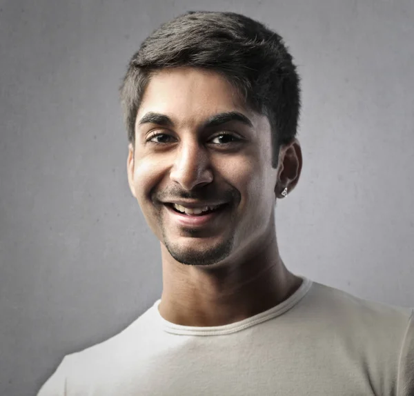 Retrato de homem indiano sorrindo dentro — Fotografia de Stock