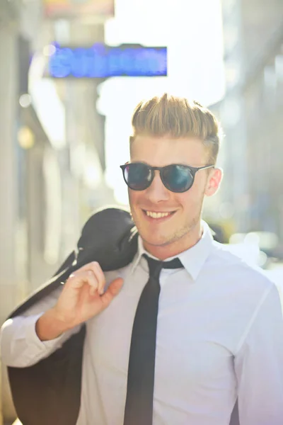 Junger blonder Geschäftsmann auf der Straße — Stockfoto