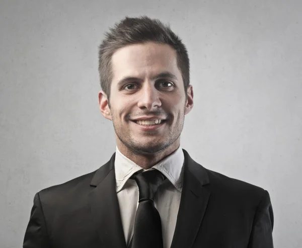 Portret van zakenman glimlachend binnen — Stockfoto