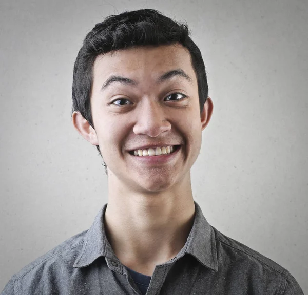 Портрет азиатского мужчины, улыбающегося внутри — стоковое фото