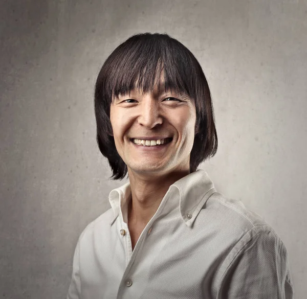 Ritratto di uomo asiatico sorridente dentro — Foto Stock