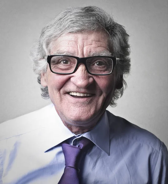 Portrait rapproché d'un vieil homme d'affaires à lunettes — Photo