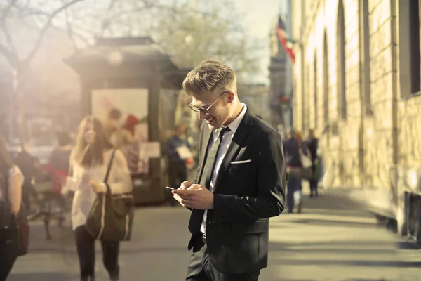 Jeune homme d'affaires blond dans la rue — Photo