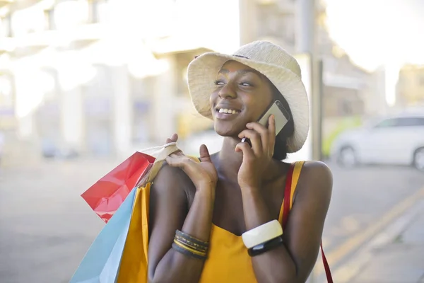 Mujer negra con bolsas de compras — Foto de Stock