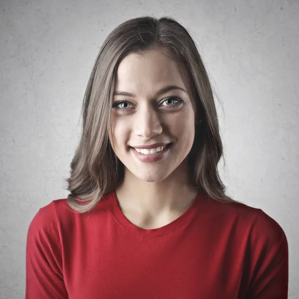 Kırmızı gömlek gülümseyen içinde esmer kadın — Stok fotoğraf