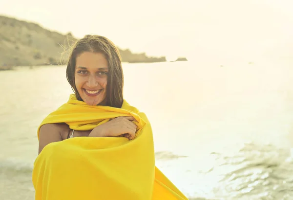 Frau mit Handtuch am Strand — Stockfoto