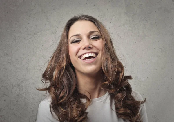 中笑いブルネットの女性 — ストック写真
