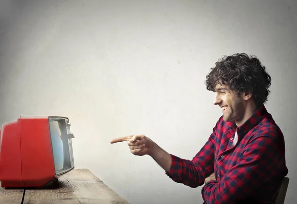 Hombre riendo en la TV —  Fotos de Stock